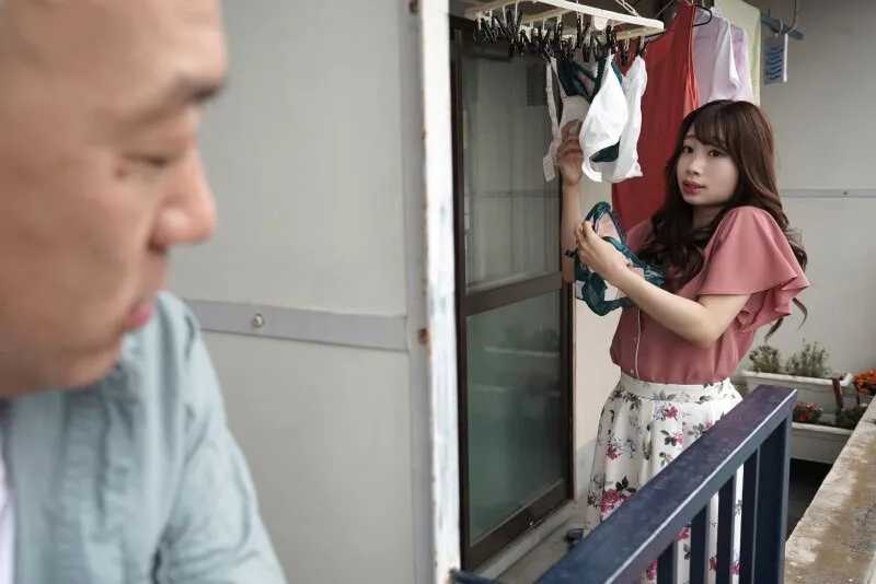 Gã cạnh bên nhà chuyên soi mói và cặp cô vợ ông chồng thường xuyên rên la quá to